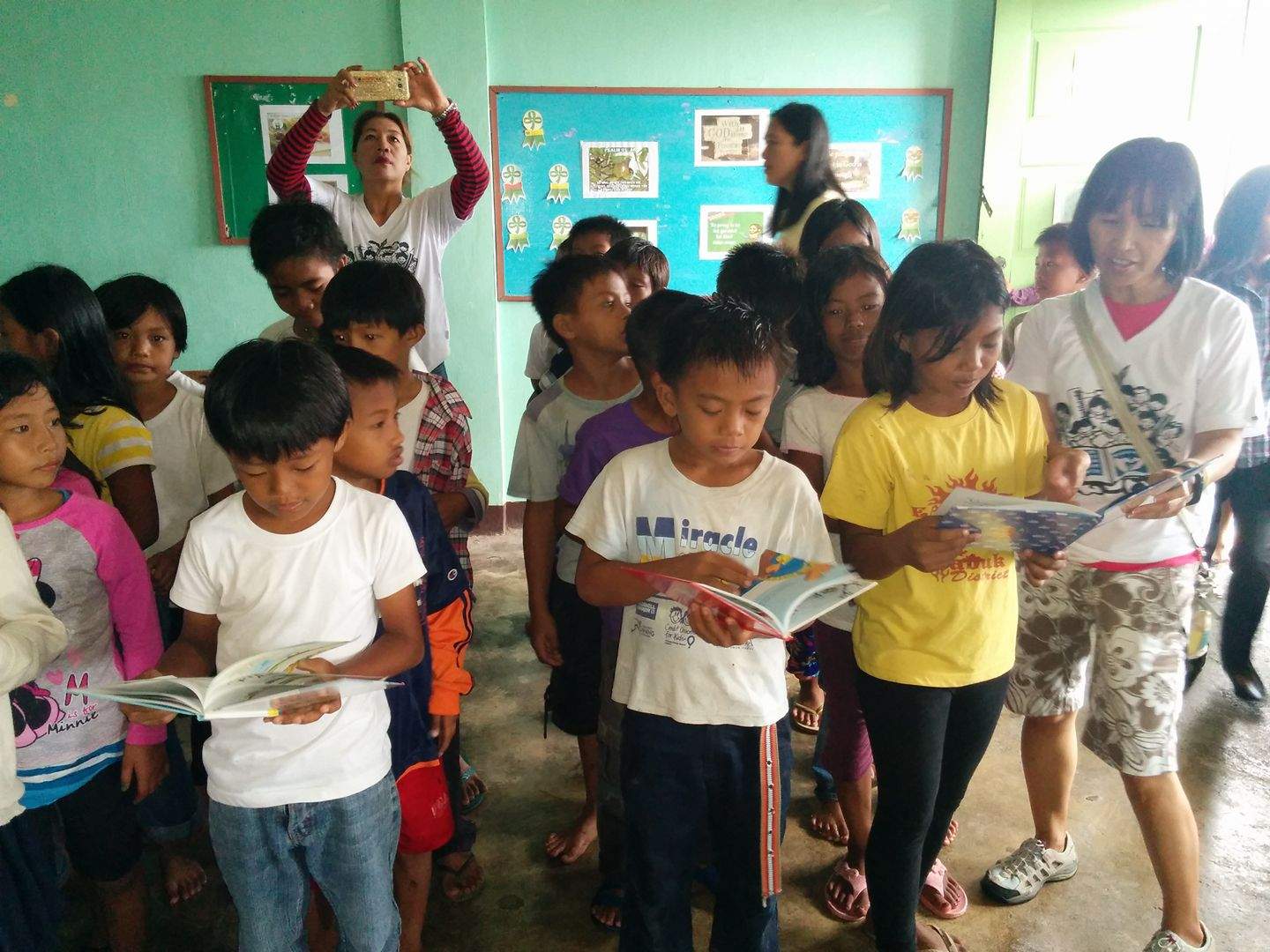 Gilda Camtugan's Give and Restore Hope at Ipil, Tabuk City - Students Reading
