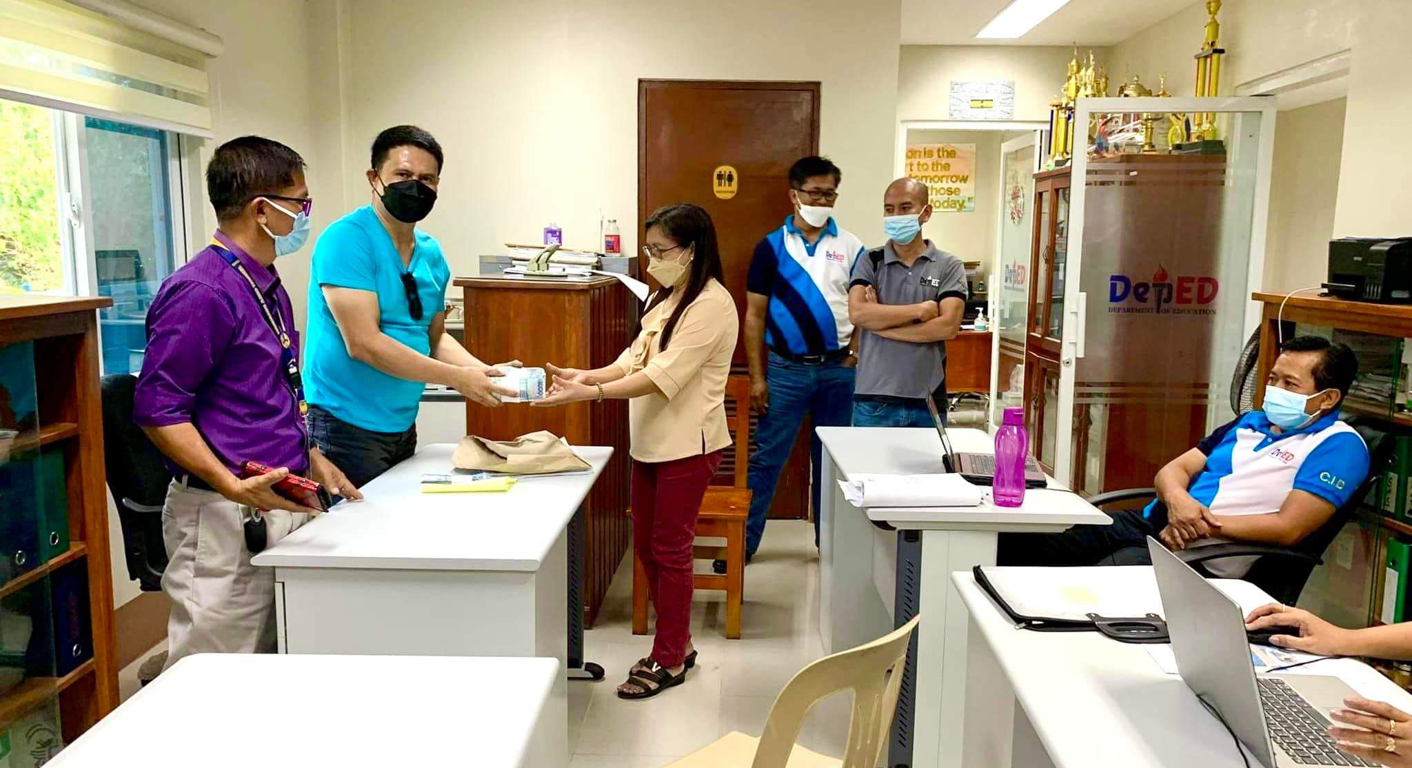 Mayor Estrañero hands over cash assistance to DepEd-Tabuk